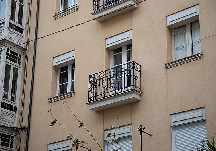 Una barandilla de un balcón de avenida de Portugal cede con el peso de las luces de Navidad